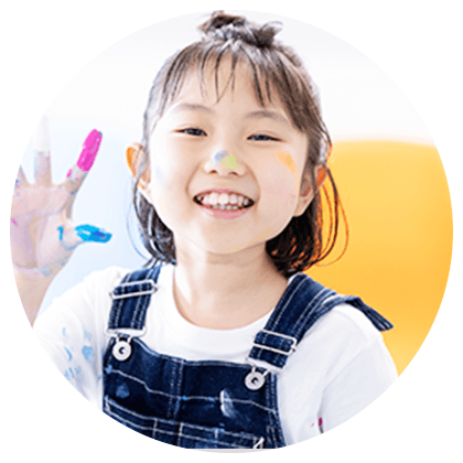 絵の具で楽しむ子ども